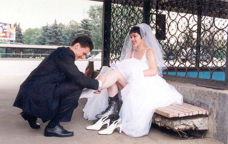 Невеста сосет член жениха стоя на коленях