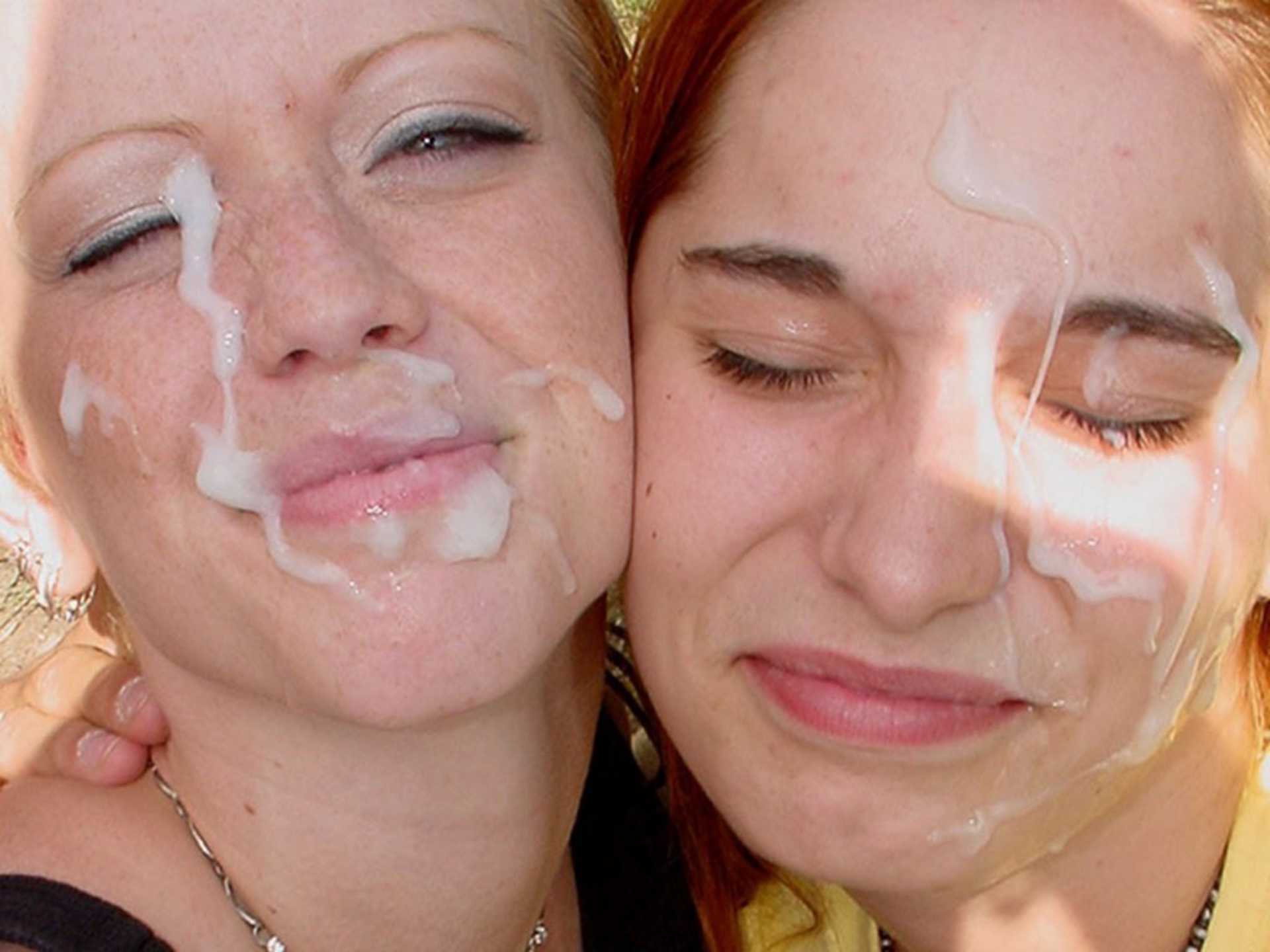 Красивые подружки показывают свои лица в сперме после минета на камеру