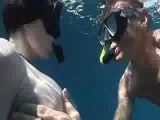 Секс под водой в открытом бассейне с Джонни Синсом и брюнеткой 