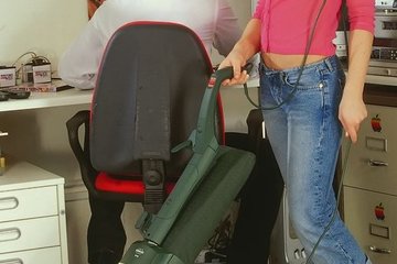 Красивая уборщица трахаетя в офисе с менеджером