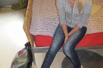 Модель гримирует перед съемками