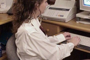 Секретарша отсасывает пенис своему начальнику
