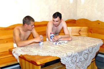 Два чувака трахают зрелую женщину