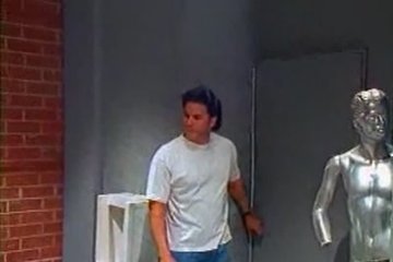 Парень заглянул в женский туалет