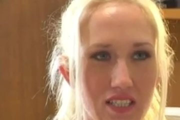 Девушка приехала в гости и вот