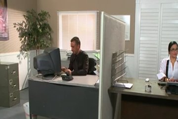 Сочная секретарша заботиться о шефе