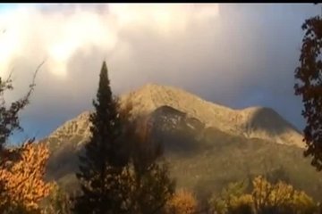 Девушка снимает себя у горной реки