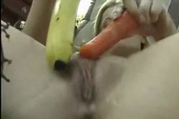 Девушка свою киску удовлетворяет