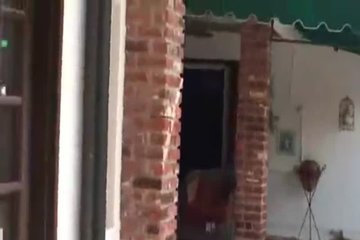 Уборщик подглядывает за девушкой у бассейна