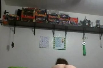 Парень снимает свои игры