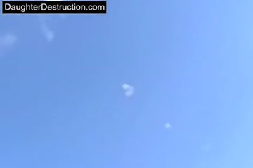Блондинка оказывается на рабочем столе