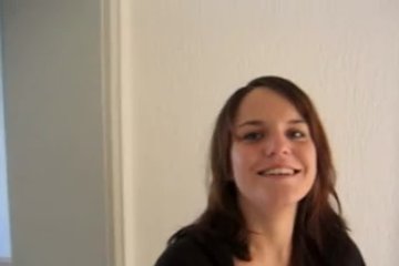 Девушка обновила новую квартиру минетом