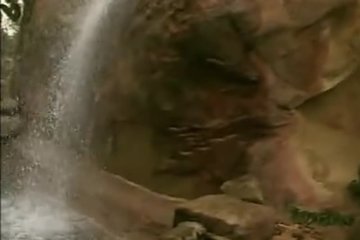 Две девчонки возле сказочного водопадика развлекаются