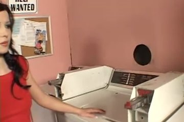 Трахай бесстыжую кралю в прачечной
