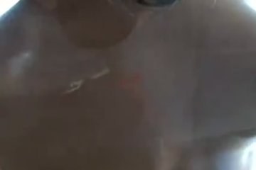 Грудастая телка моет лобовое стекло
