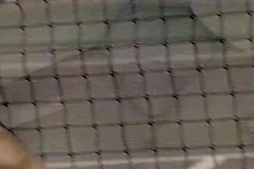 Трахает девушку на теннисном корте, и муха им не мешает