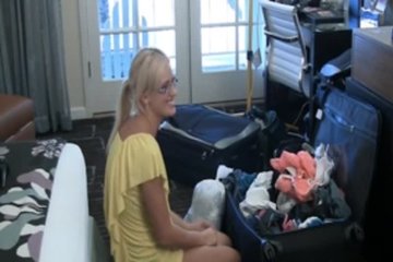 Девушка собирает чемоданы в дорогу