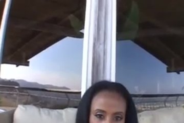 Мулатка в зелёном купальнике перед парнем