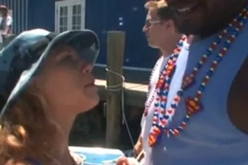Девушки с парнями развлекаются на пляже