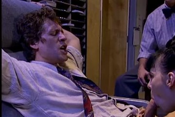 Босс телку имеет на столе перед коллегой