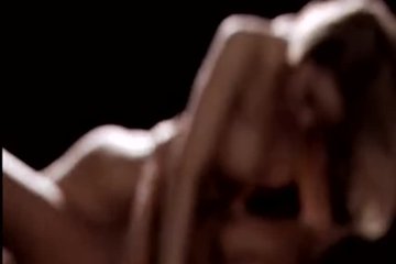 Две симпатичные пташки трутся друг о друга