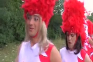 В автобусе два мужика телку имеют