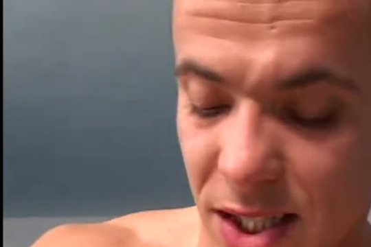 Накачанный пловец снял двух тёлок