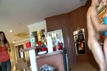 Одну телку на кухню трахать потащил