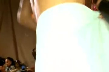Машет пенисом, который посетительницы дрочат
