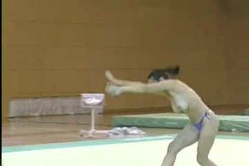 Без лифчика занимается легкой атлетикой