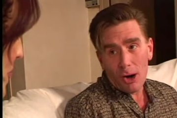 Симпатичная цыпа с другом на диване перепихнется