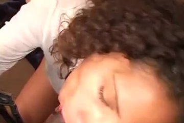 Негр колошматит грудастую бестию в одну лунку