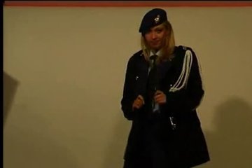 Девушка-полицейский снимает форму