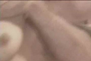 Секс мужчины с блондинкой возле мотоциклов в гараже
