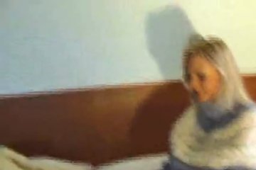 Девица меняет свитера и остается сексуальной