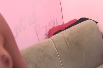 Красивая сучка прыгает на члене и глотает сперму