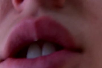 Заводящая брюнетка сосет и занимается сексом