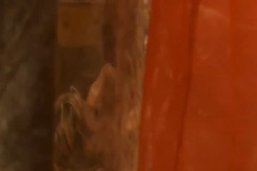 Блондинка в романтической обстановке дала парню трахнуть себя в попку