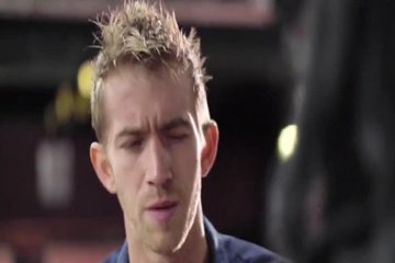 Чел имеет брюнетку на сцене