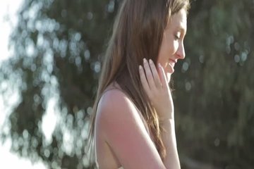 Хорошенькая пара занимается сексом на лужайке