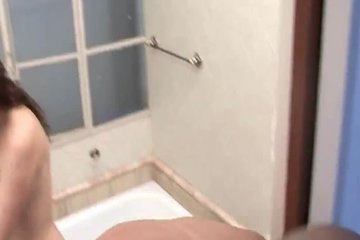 Лысый чувак имеет в ванной телку