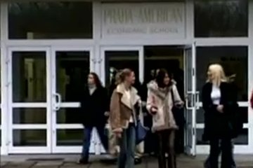 Брюнетка приходит устраиваться на работу