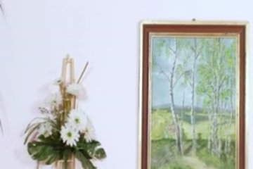 Брюнетка играет со своей киской