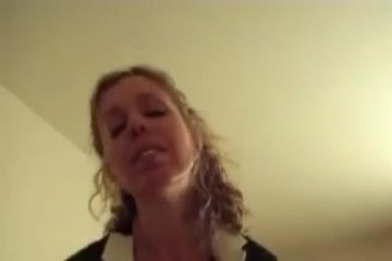 Горничная выполняет все шалости