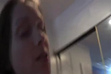 Сучка снимает на камеру, как она сосет член парня и трахается с ним