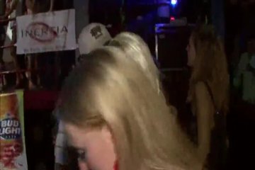 Пьяные шлюшки показывают свои сиськи на вечеринке