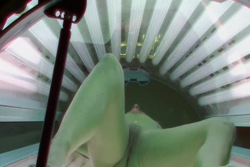 Обнаженная телка загорает в солярии