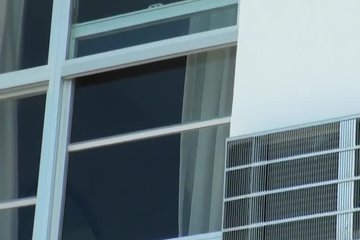 Брюнетка с маленькой грудью прыгает на большом члене