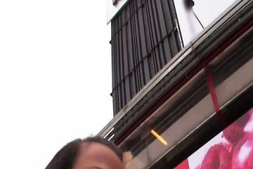Брюнетка за деньги трахается в туалете