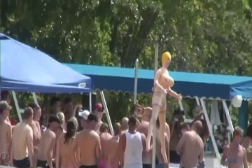 Шлюшки обнажаются на вечеринке